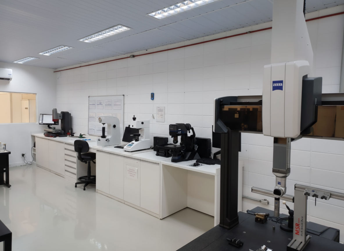Laboratório de metrologia da Lifetrek com equipamento ZEISS